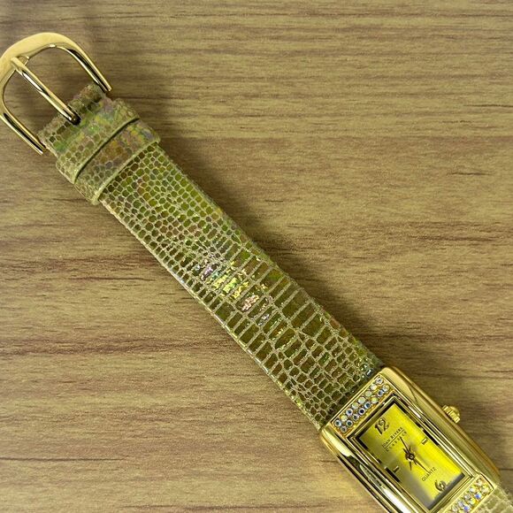 Vintage Joan Rivers Classics Mother of Pearl Face Rhinestone Watch - Picture 2 of 4